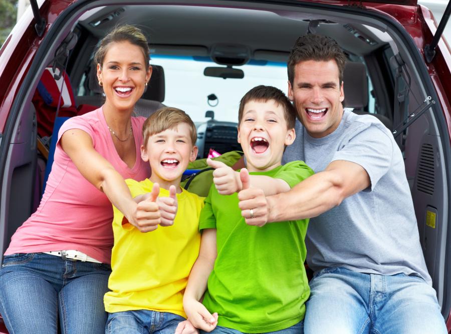 szczęśliwa rodzina w samochodzie